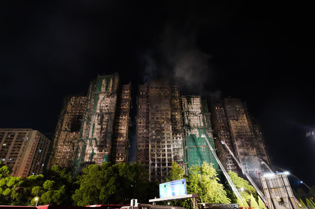 香港消防处:遇难人数增至94人,预计今日9时完成破门搜救工作